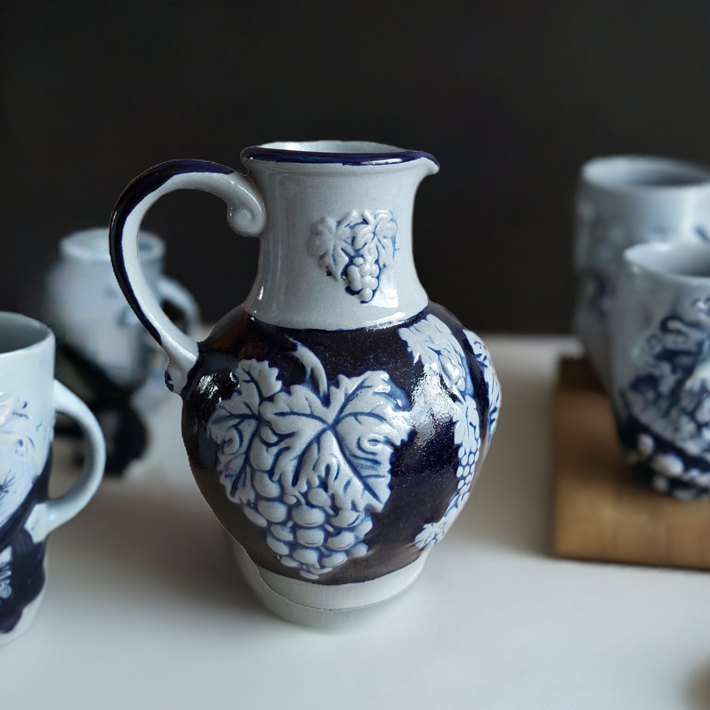 Blauwe vintage keramieken schenkkan met kobaltblauw druivenreliëf en wijnbladeren, West-Duits, jaren '50-'60, 17 cm hoog

