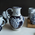 Blauwe vintage keramieken schenkkan met kobaltblauw druivenreliëf en wijnbladeren, West-Duits, jaren '50-'60, 17 cm hoog
