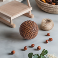 Handgesneden decoratieve harsbol met boomschorsstructuur in warm bruin, diameter Ø 10 cm.