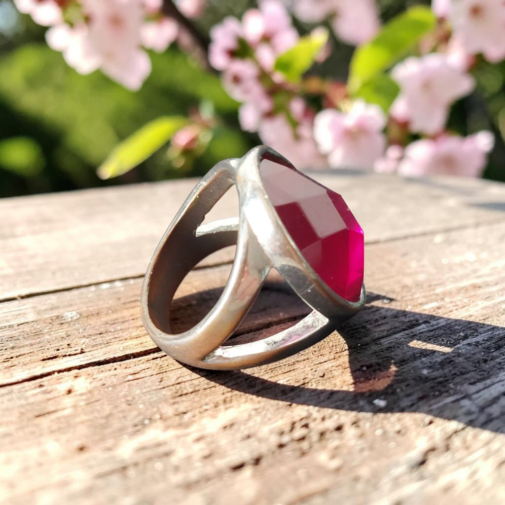 Vintage damesring in verzilverd koper met grote gefacetteerde rood-roze steen in open geometrisch montuur, maat 56.
