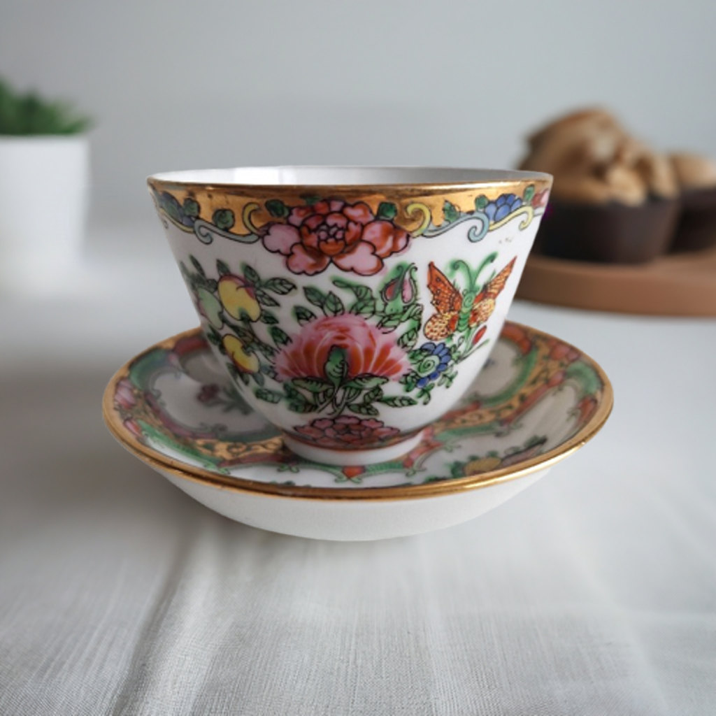Chinesische kantonesische Tasse und Untertasse mit Blumenmotiven & Schmetterlingen – 1960er Jahre