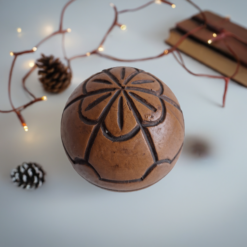 Decoratieve harsbol in warm bruin, diameter Ø 10 cm, sfeervol woonaccessoire voor naturel interieur.
