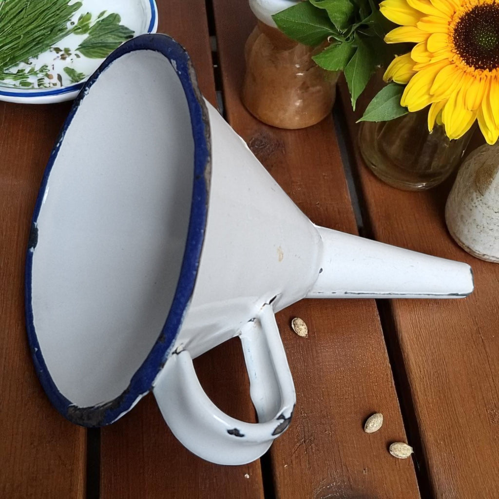 Weißer Emailletrichter mit blauem Rand Ø 8 cm