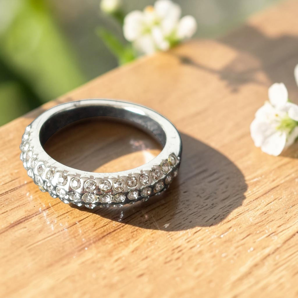 Vintage zilverkleurige bandring met drie rijen heldere strass in pavé-zetting, maat 53.
