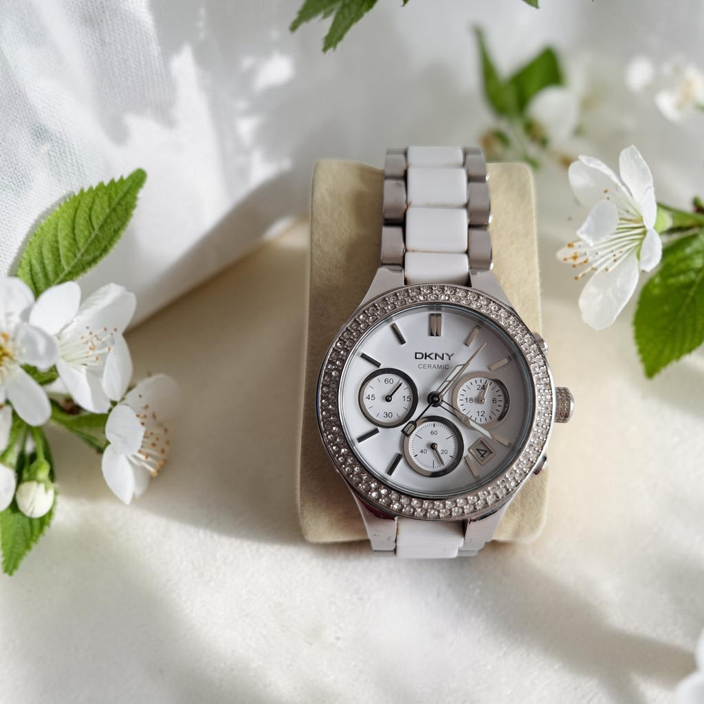 DKNY NY8181 dameshorloge met strass-bezel, witte keramieke band en zilverkleurig staal, 39mm
