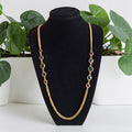 Vintage goudkleurige lange gourmetschakelketting met meerkleurige glazen cabochon stenen, lengte 90 cm.
