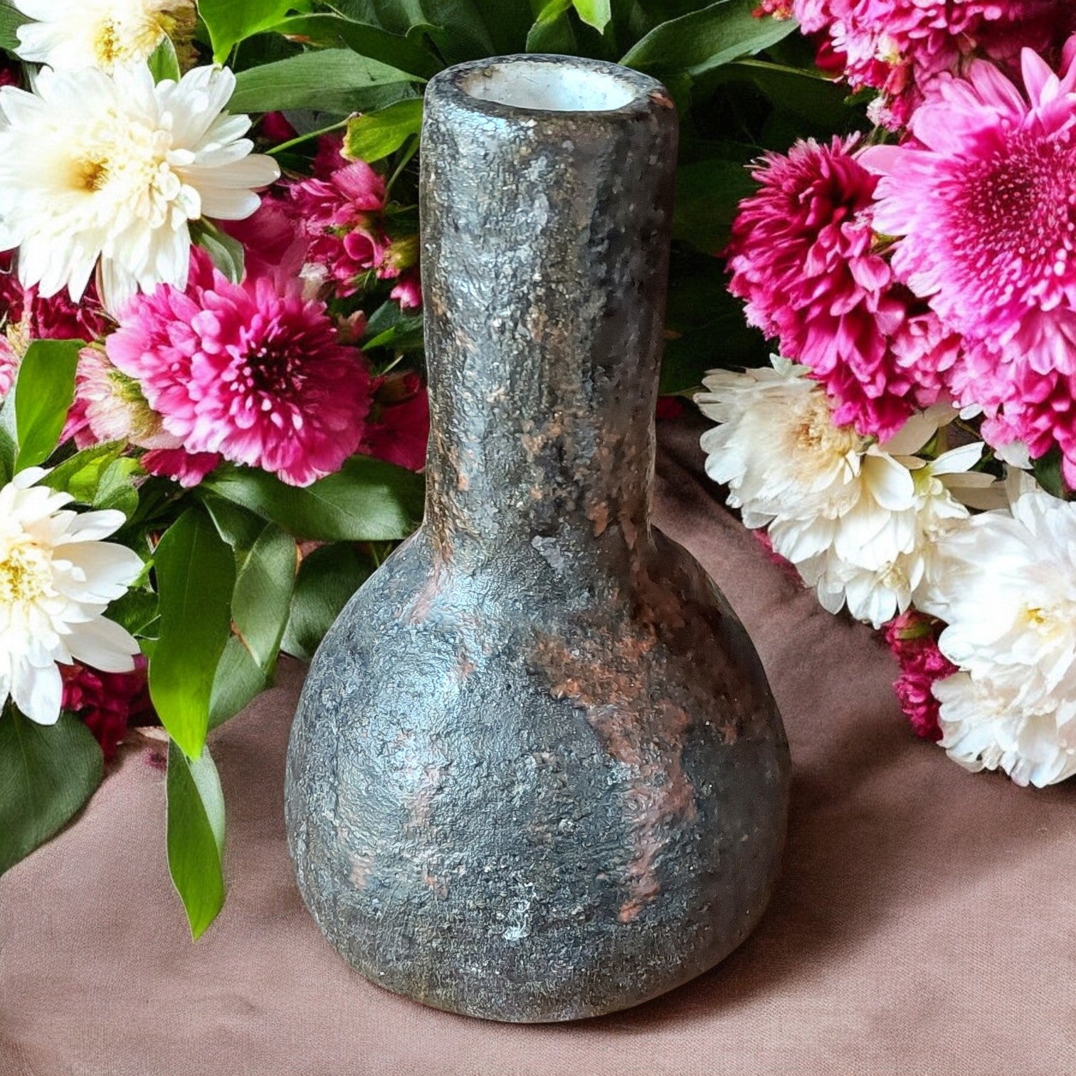 Studiokeramik Vase | Signiert G.J. | Braunes Email mit weißer Innenseite | 22 cm