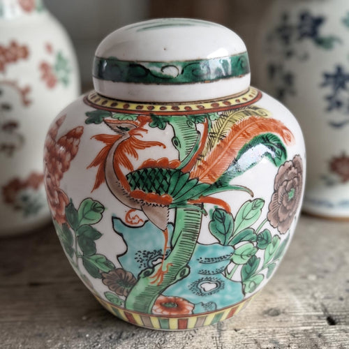 Chinees Famille Verte gemberpotje met deksel – vooraanzicht met feniks en florale motieven