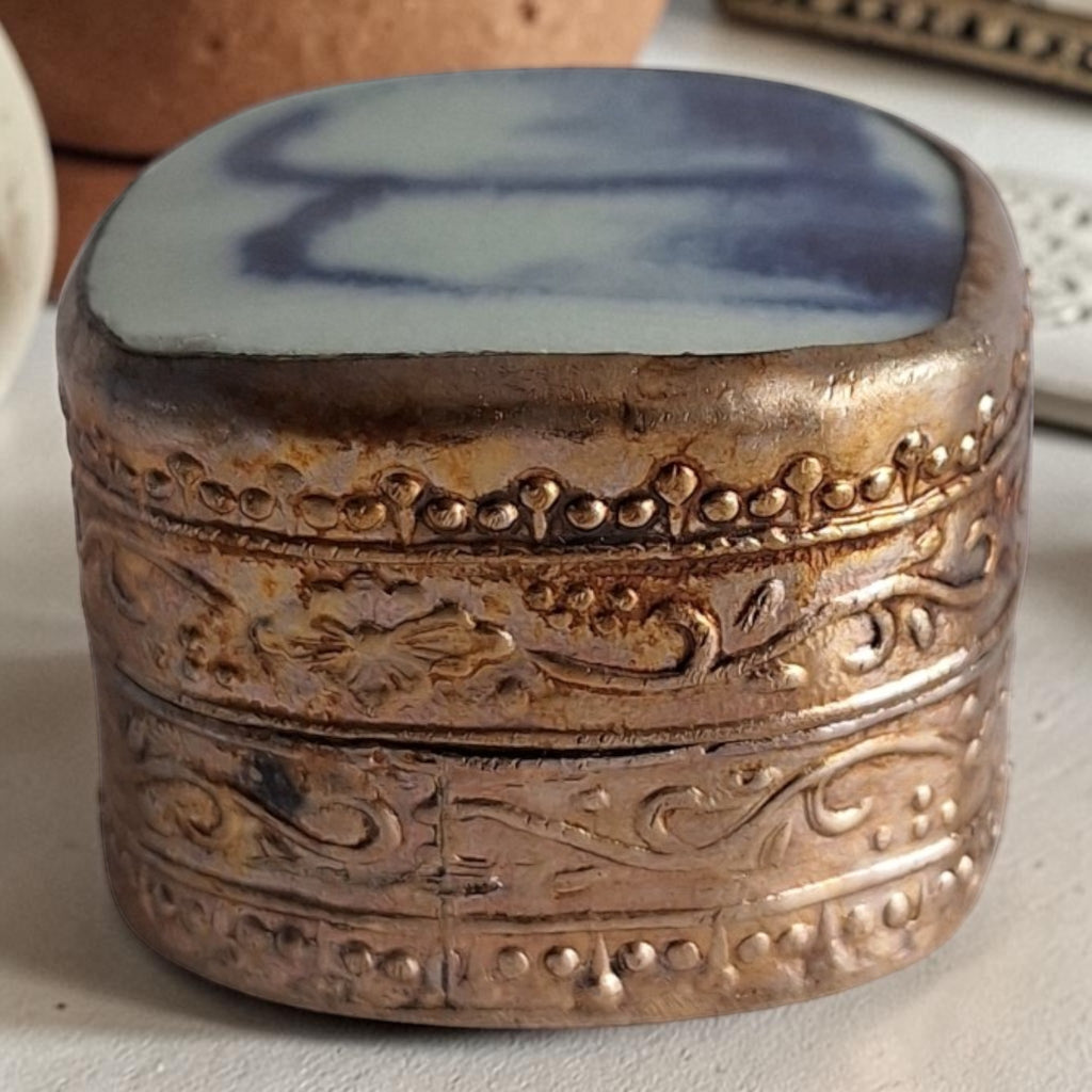 Versilberte chinesische Schatulle mit Porzellanverzierung