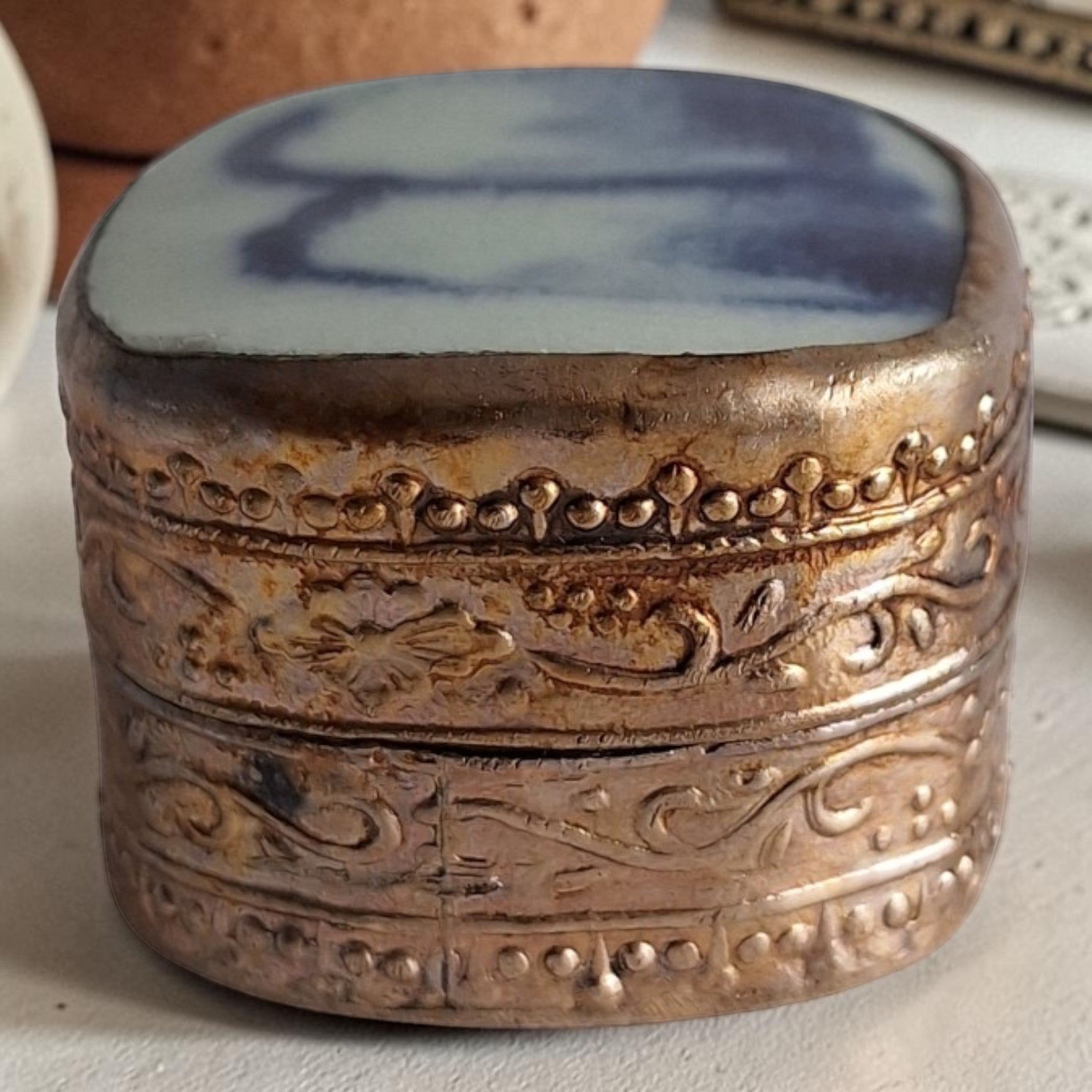 Versilberte chinesische Schatulle mit Porzellanverzierung