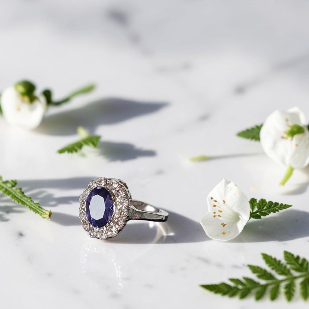 Vintage verzilverd koperen entouragering met ovale blauwe steen en heldere strass-steentjes, binnenmaat 15 mm
