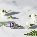 Vintage verzilverd koperen entouragering met ovale blauwe steen en heldere strass-steentjes, binnenmaat 15 mm
