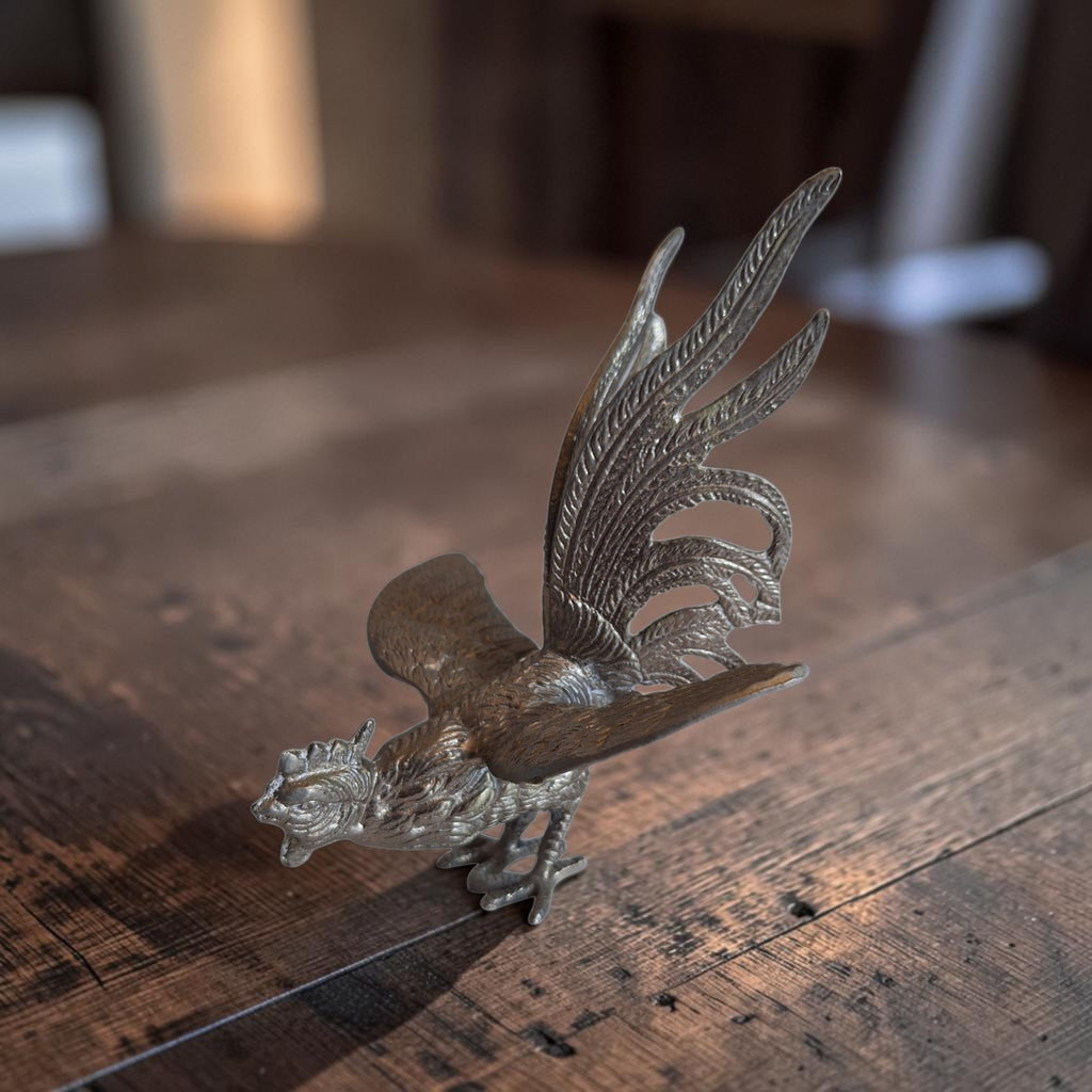 Detailrijk zilverkleurig gegoten metalen kemphaan beeldje in aanvalshouding met gespreide vleugels, hoogte ca. 14 cm.