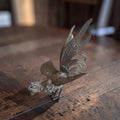 Detailrijk zilverkleurig gegoten metalen kemphaan beeldje in aanvalshouding met gespreide vleugels, hoogte ca. 14 cm.