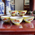 Set van 5 Chinese porseleinen rijstkommen met geel glazuur en witte medaillons met goudvismotief, hoog 6 cm diameter 11,5 cm, Volksrepubliek China jaren 50–70