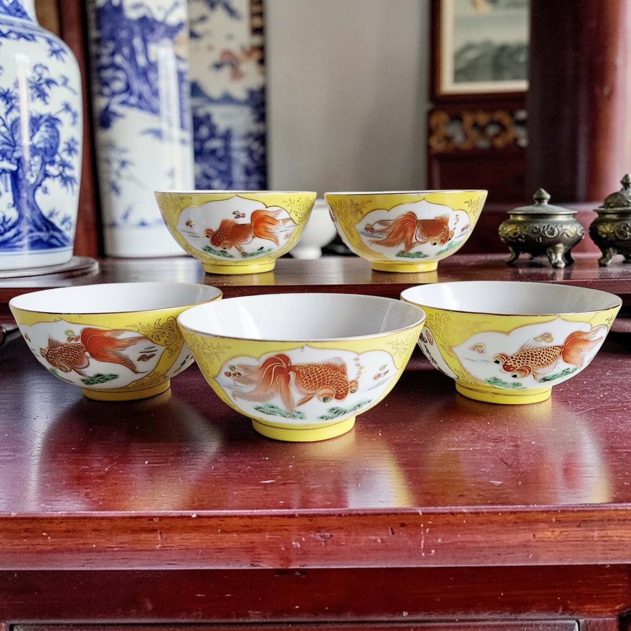 Set van 5 Chinese porseleinen rijstkommen met geel glazuur en witte medaillons met goudvismotief, hoog 6 cm diameter 11,5 cm, Volksrepubliek China jaren 50–70