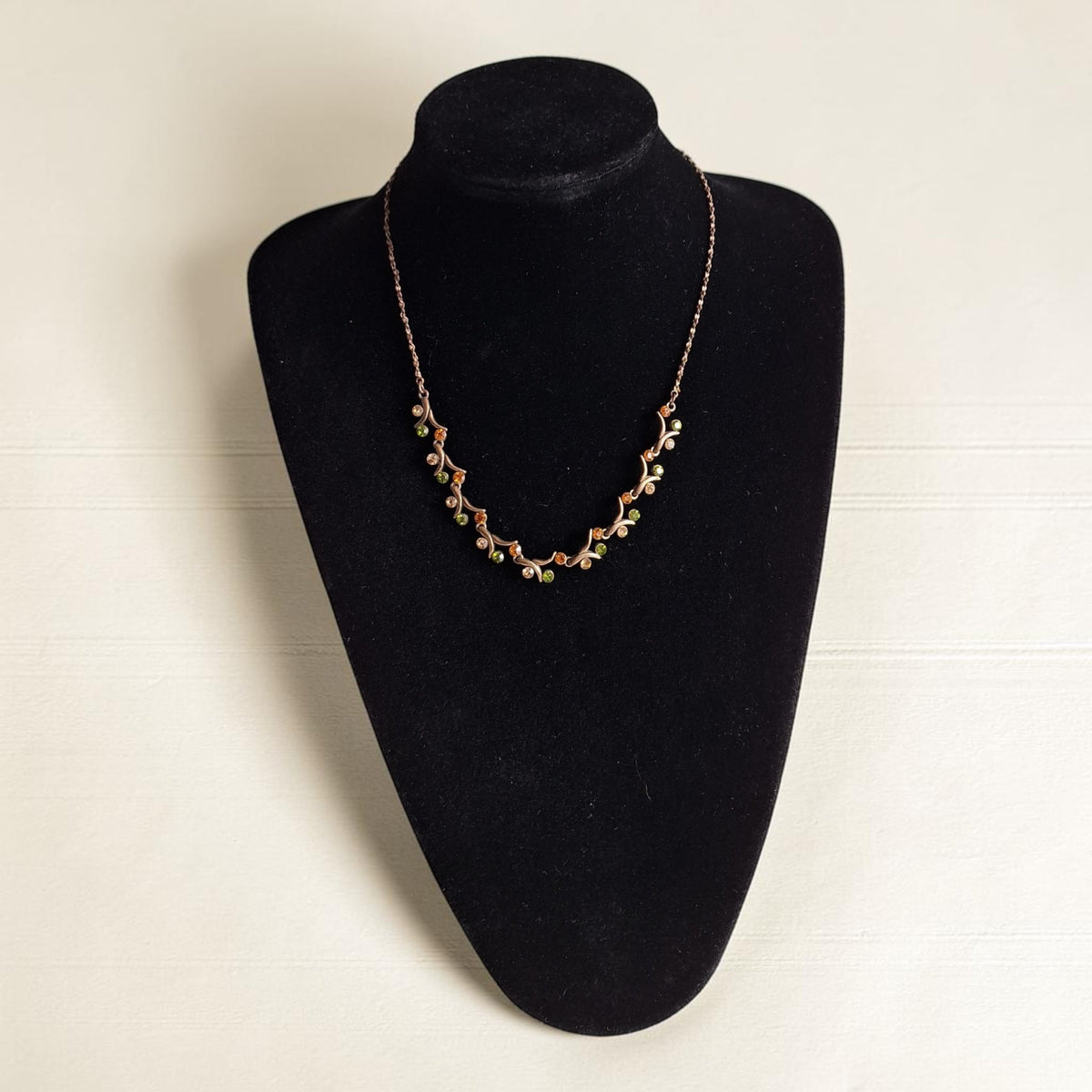Elegante goudkleurige ketting met takjesontwerp bezet met kleine groene en roze steentjes, 47cm
