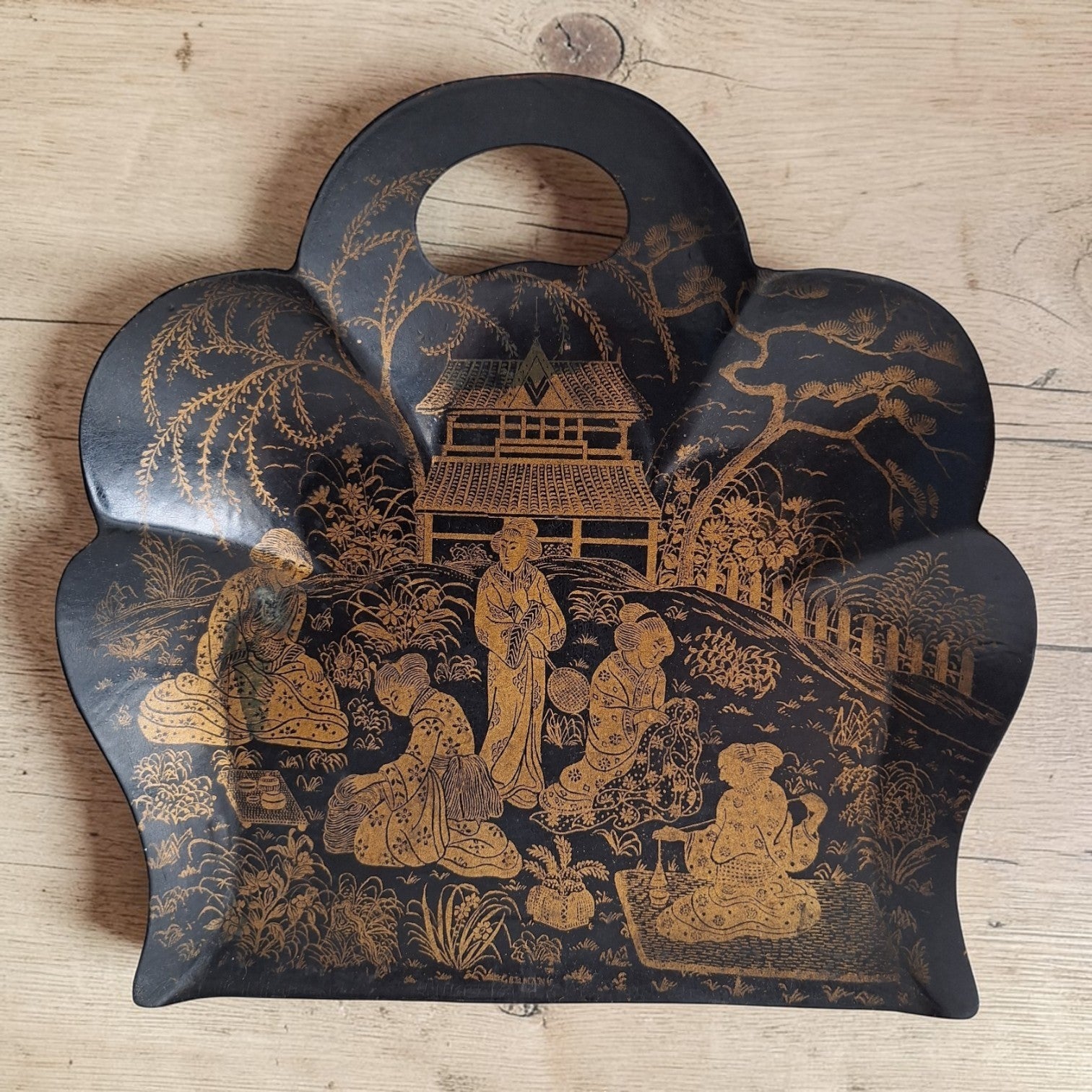 Lackiertes Papiermaché-Krümelschälchen mit japanischem Dekor – Napoleon III., Frankreich