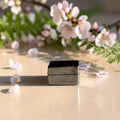 Verzilverd Aziatisch snuifdoosje met ingelegd houten deksel, compact miniatuurobject, 2 x 3,8 x 3,8 cm.