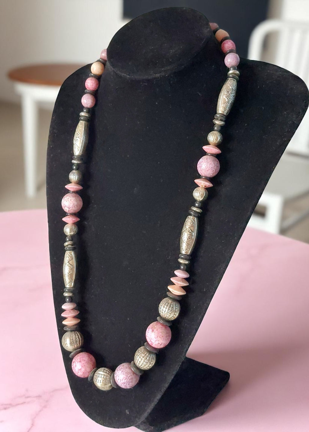 Halskette mit großen Perlen — Farbverlauf Rosa zu Silber, 74 cm
