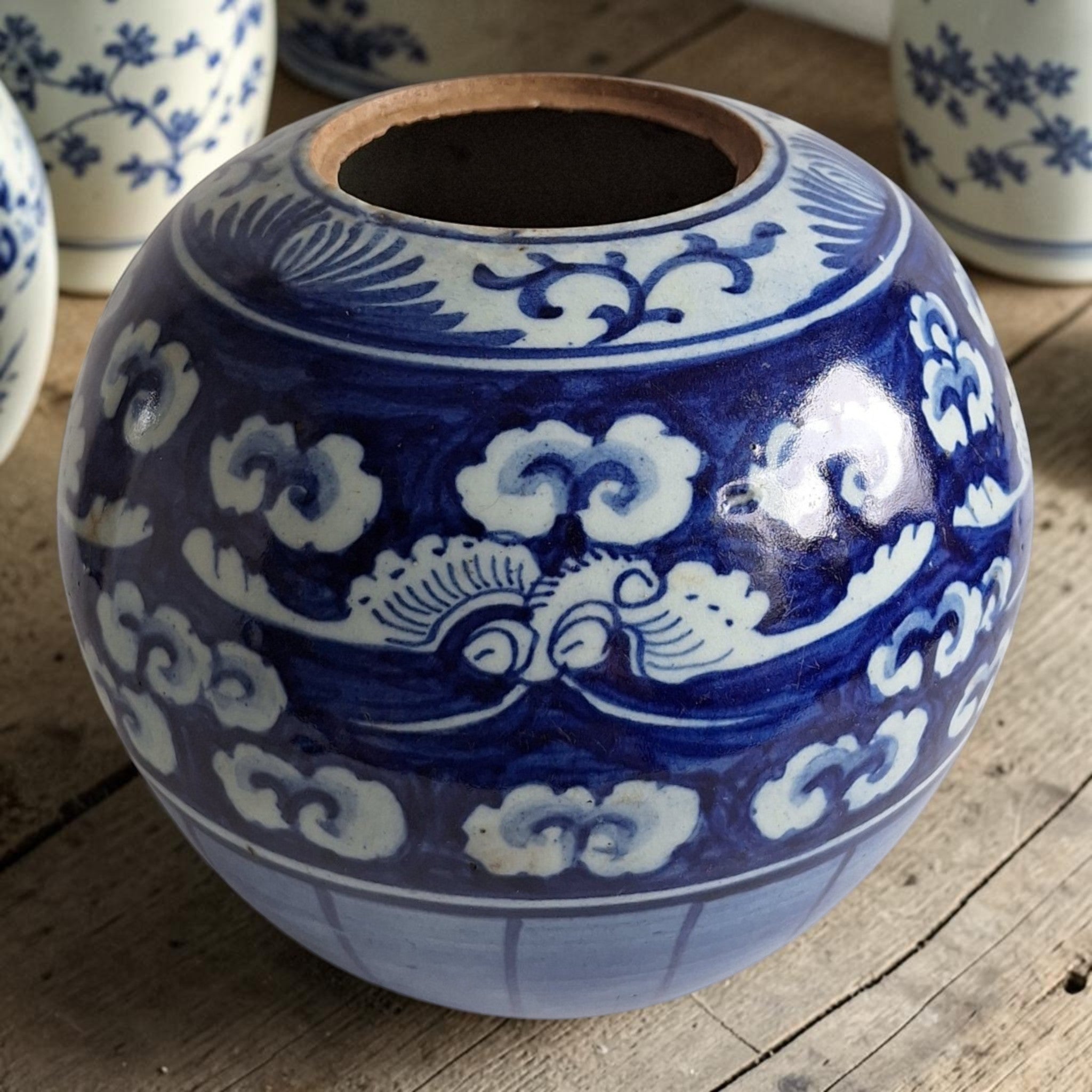 Chinesischer blau-weißer Ingwertopf mit floralen Motiven – Qing-Stil