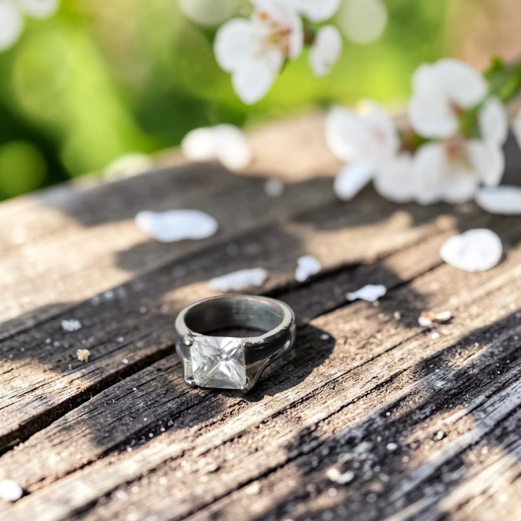 Vintage zilverkleurige damesring in verzilverd koper met vierkante strass-steen, binnenmaat 16 mm
