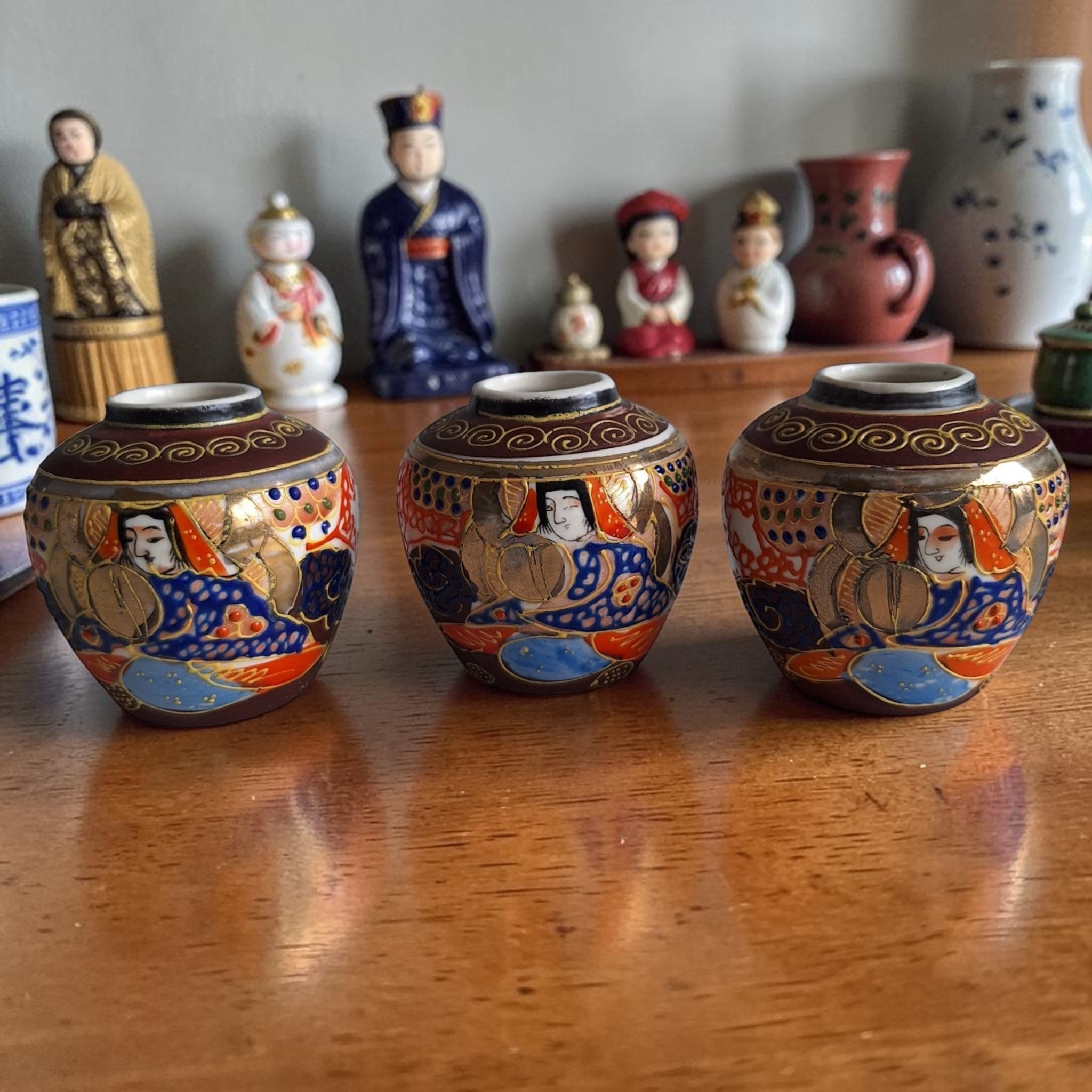 Set van 3 handgeschilderde Satsuma miniatuur vaasjes uit Japan, hoogte 5,5 cm, crèmekleurig glazuur met fijn Japans decor