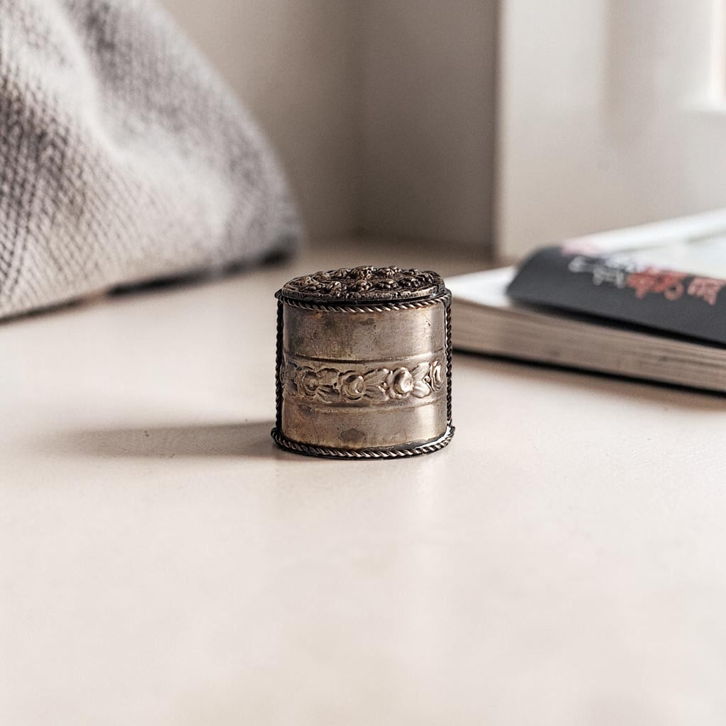 Verzilverd pillendoosje met repoussé reliëf bloemmotief en antiek patina, lodereindoosje stijl 18e-19e eeuw, H4,6 B4,8 D3,2 cm, 44 gram