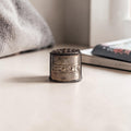Verzilverd pillendoosje met repoussé reliëf bloemmotief en antiek patina, lodereindoosje stijl 18e-19e eeuw, H4,6 B4,8 D3,2 cm, 44 gram