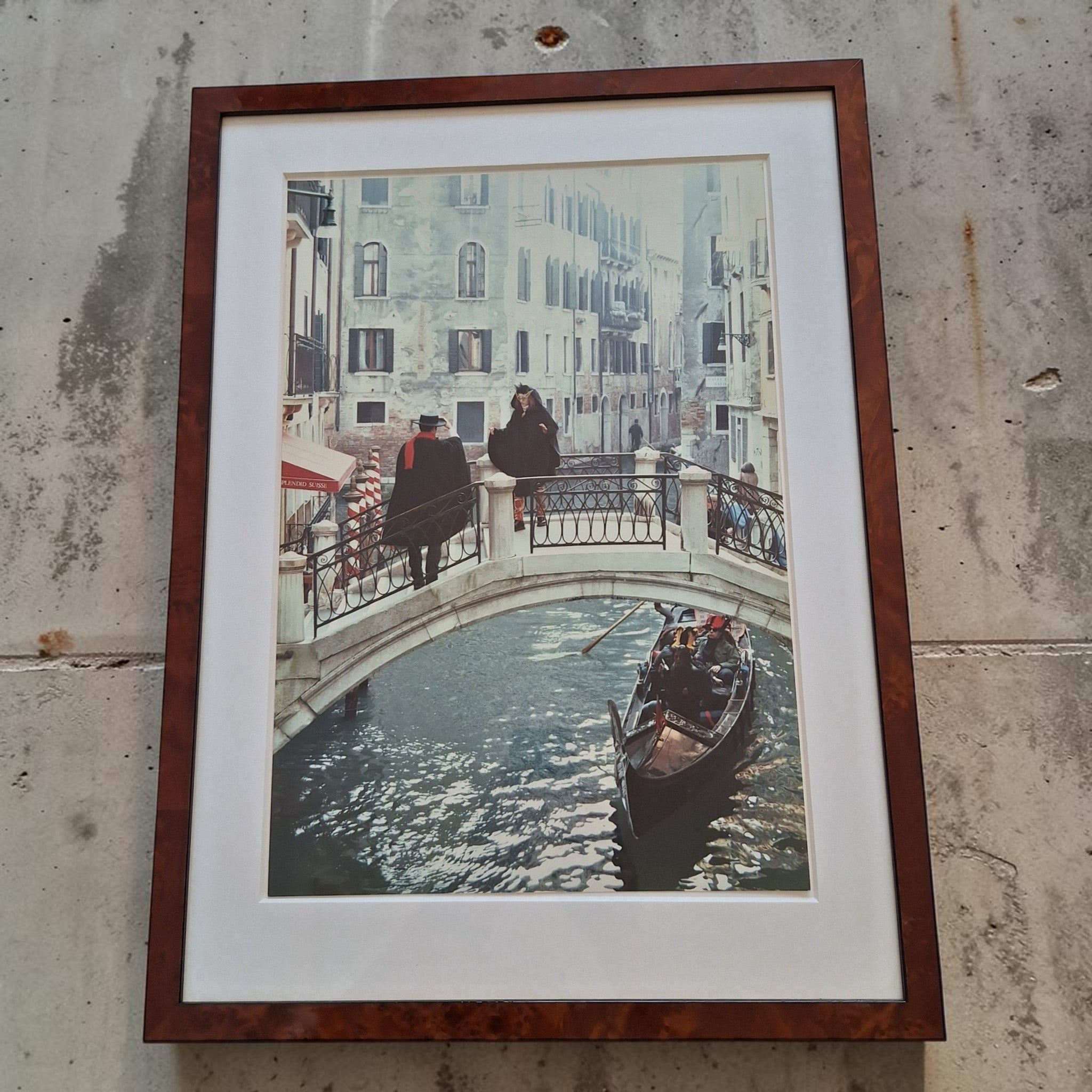 Ingelijste zwart-wit foto van een Venetiaans kanaal met gondels en karakteristieke architectuur, houten lijst met plexiglas, 58,5×43 cm.