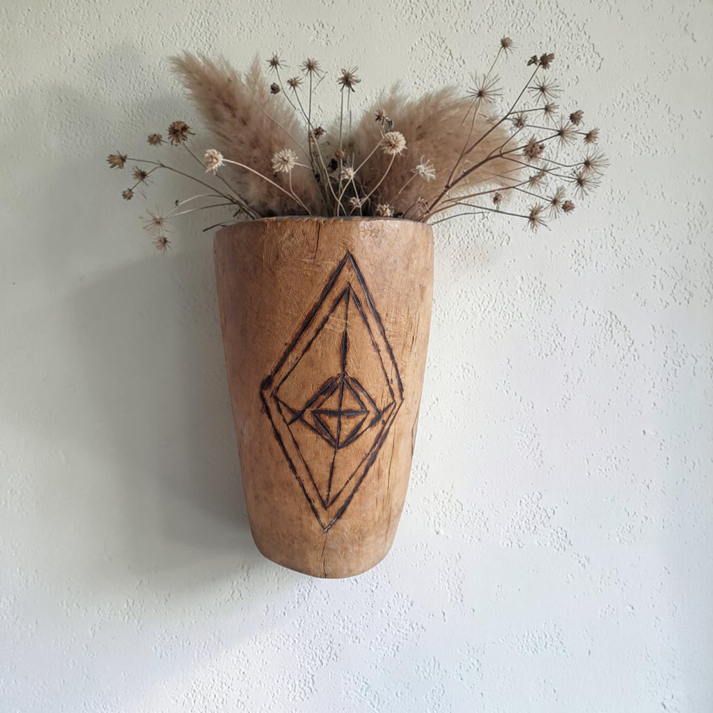 Marokkaanse houten wandhouder met geometrisch Berbermotief
