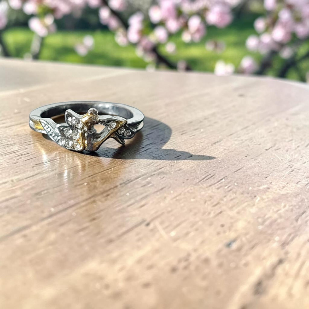 Vintage tweekleurige feënring damesring met Tinker Bell figuurtje en strass-kristallen, binnenmaat 16,6 mm
