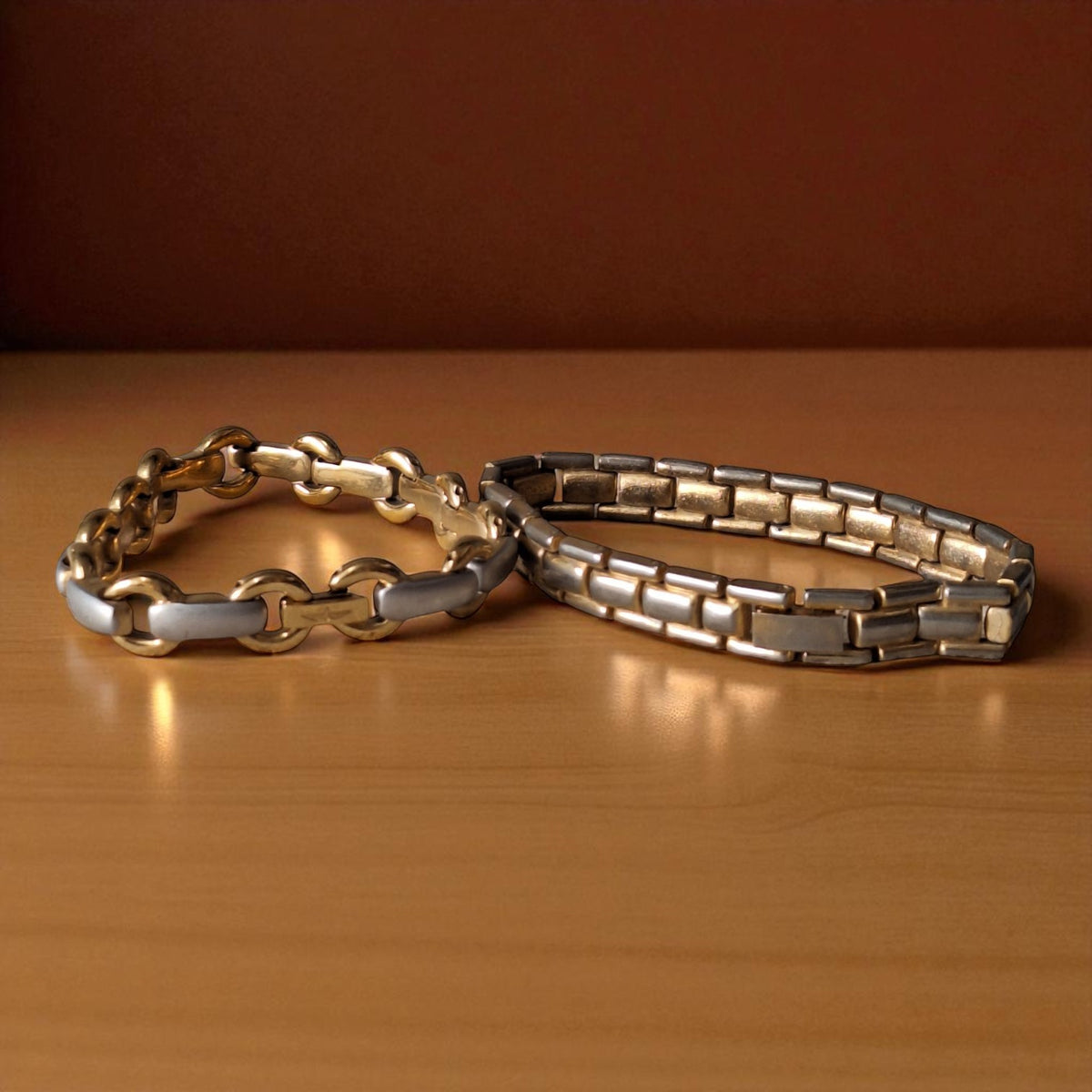 Set van twee vintage dames schakelarmbanden: goudkleurige baksteenschakel (18,5 cm) en bicolor ovale schakel met geelgouden en witgouden schakels (18 cm), beide in goede staat.

