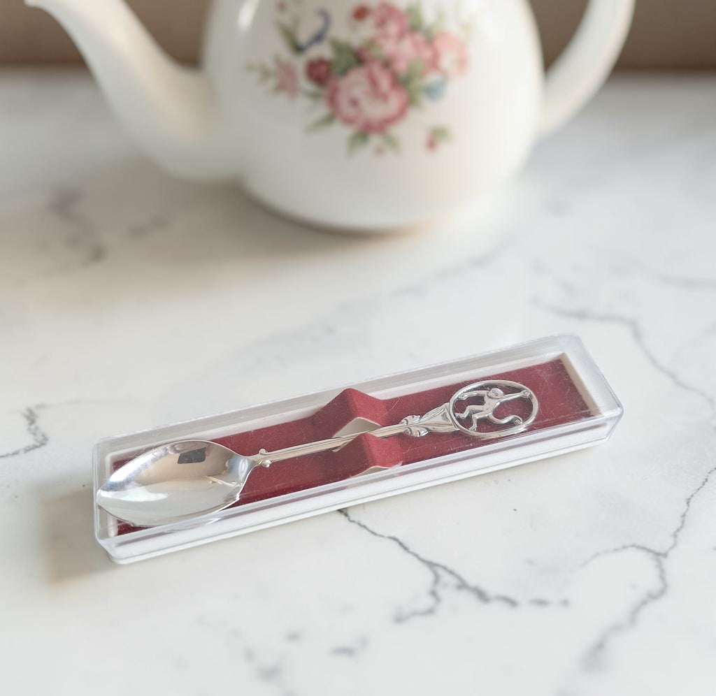Verzilverd theelepeltje van Stichting AAP in houder, 12 cm, vintage tafelzilver souvenir.