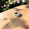 Vintage verzilverde solitaire damesring in koper met gedraaide band en grote centrale strass-steen, binnenmaat 18 mm
