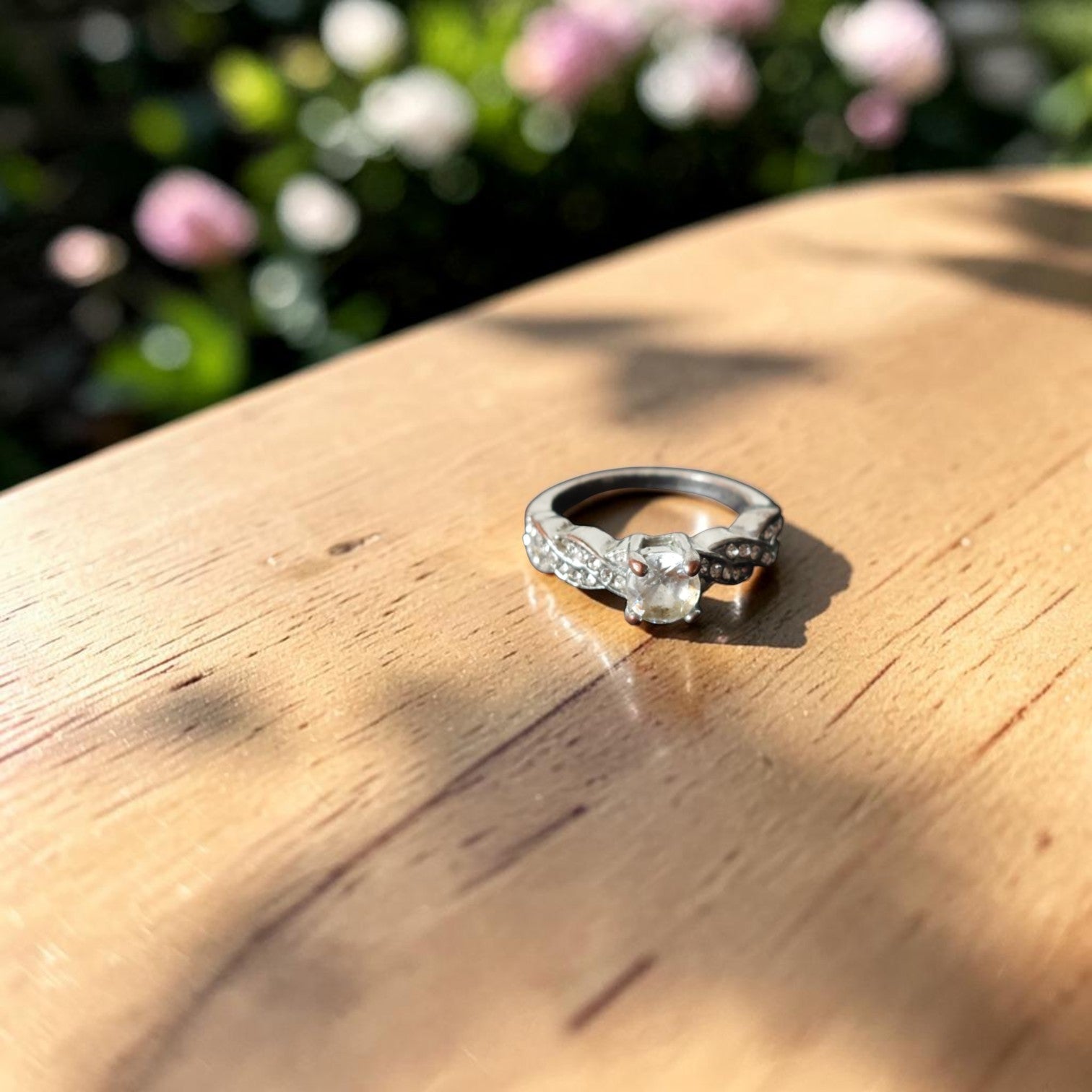 Vintage verzilverde solitaire damesring in koper met gedraaide band en grote centrale strass-steen, binnenmaat 18 mm
