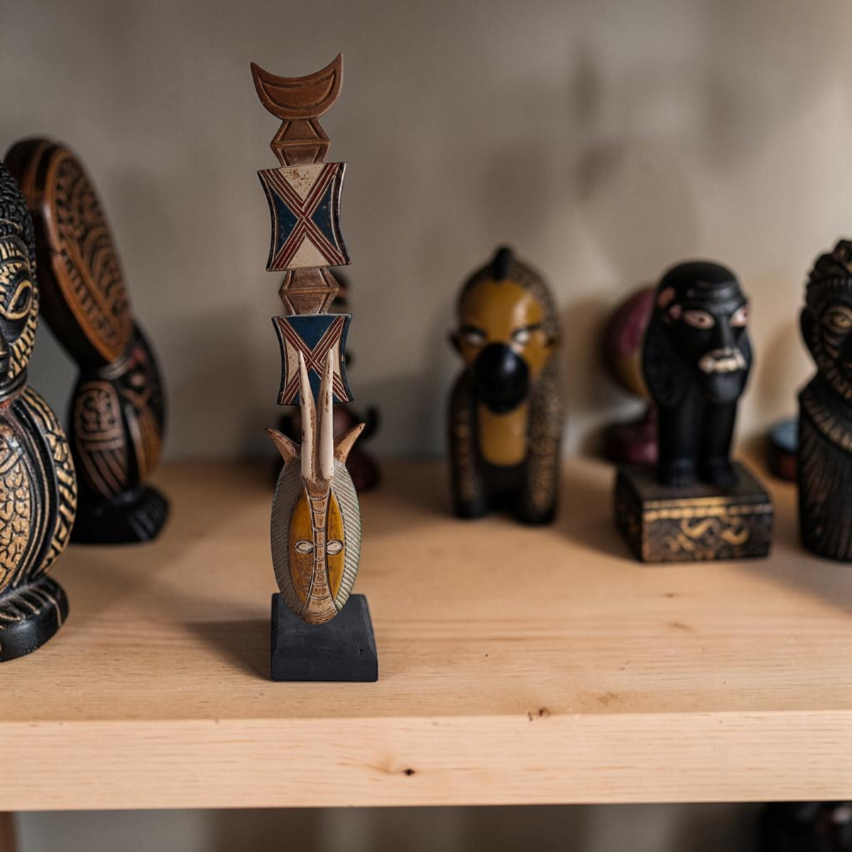 Houten Bwa-plankmasker op voet - Nwantantay-stijl