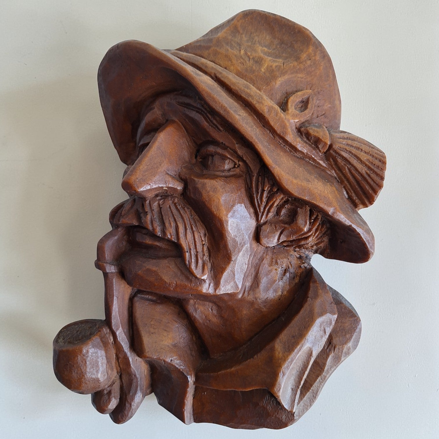 Holzgeschnitzte Figur Mann mit Hut, Schnurrbart und Pfeife – Schwarzwald-Stil