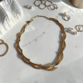 Vintage goudkleurige choker-ketting met bladmotief, 3 gestructureerde bladeren per schakel, lengte 45 cm.
