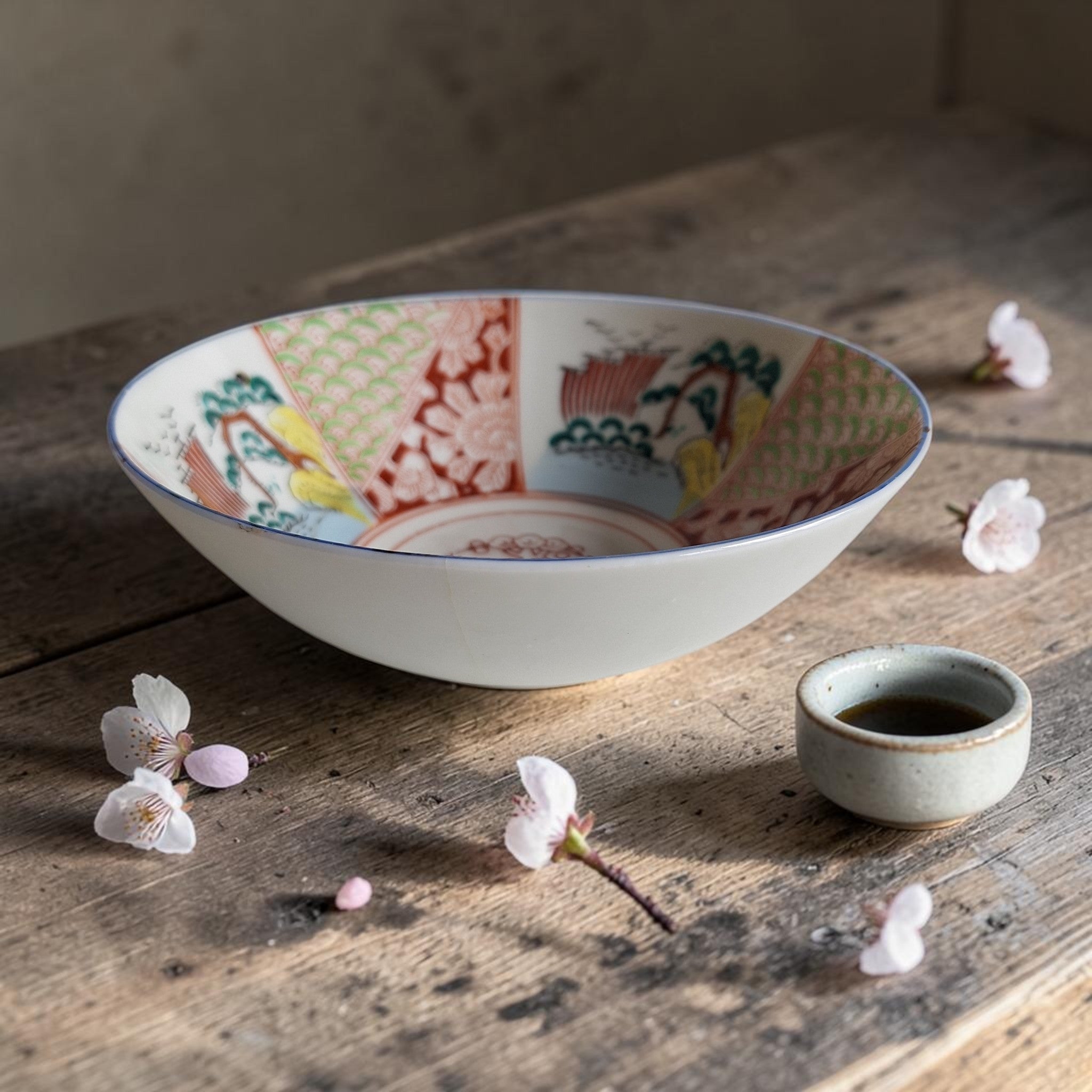 Japanse Imari kom handbeschilderd in kobaltblauw, ijzerrood en groen met geometrische motieven, Japanse karakters op onderzijde, Arita porselein, Japan, H6 Ø17 cm