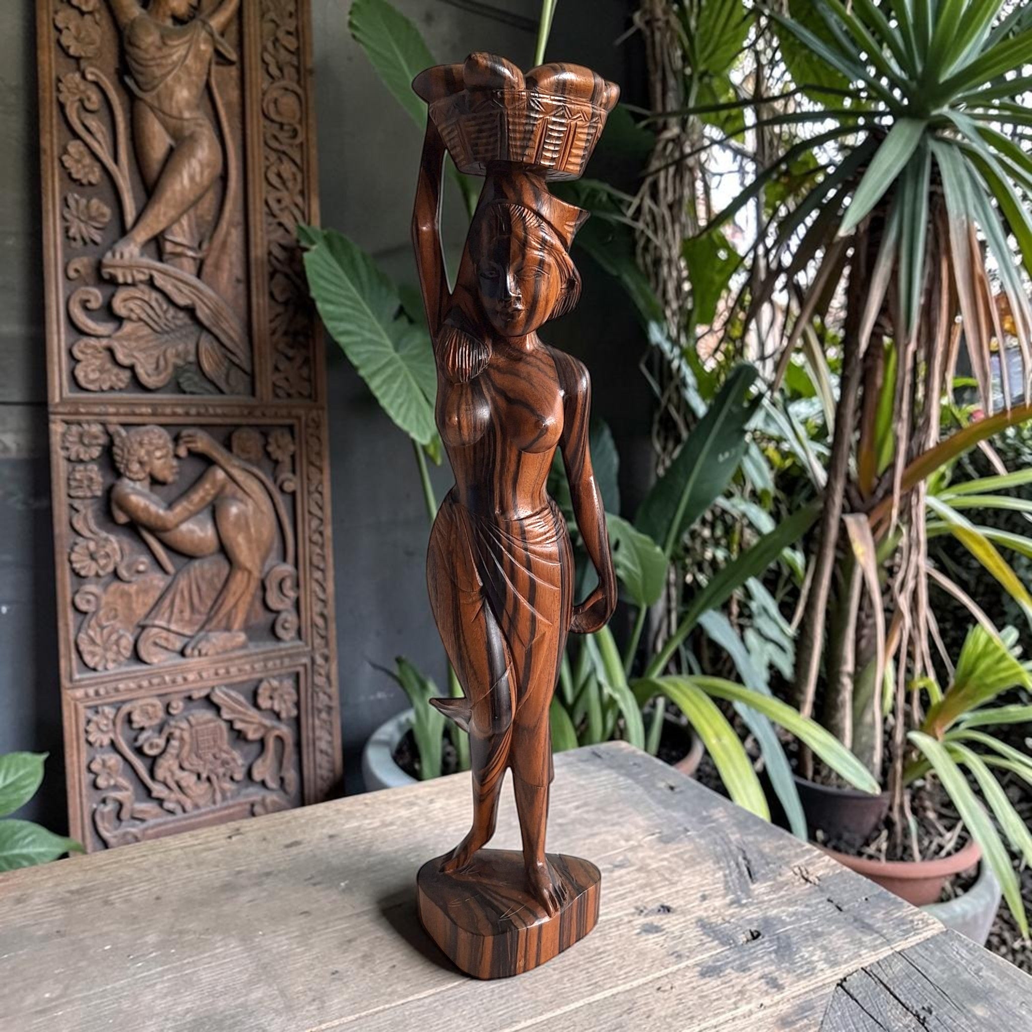 Balinesische Frau mit Obstkorb auf dem Kopf – handgeschnitzte Holzfigur (40,5 cm)