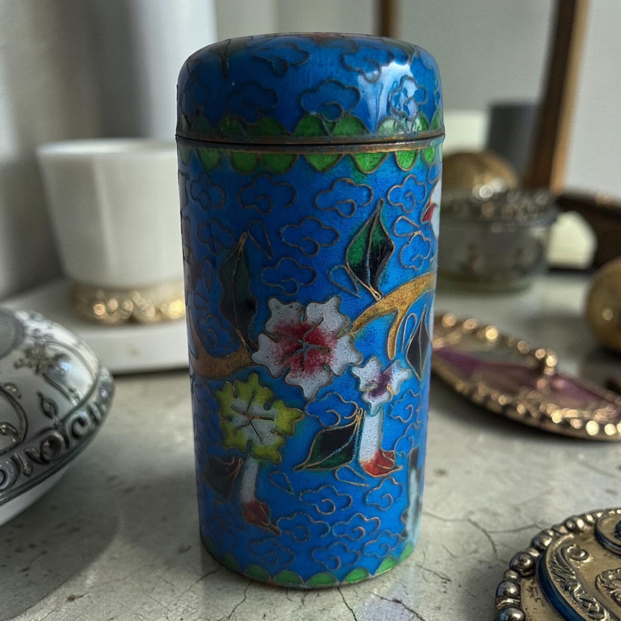 Blaues zylindrisches Cloisonné-Pillendöschen