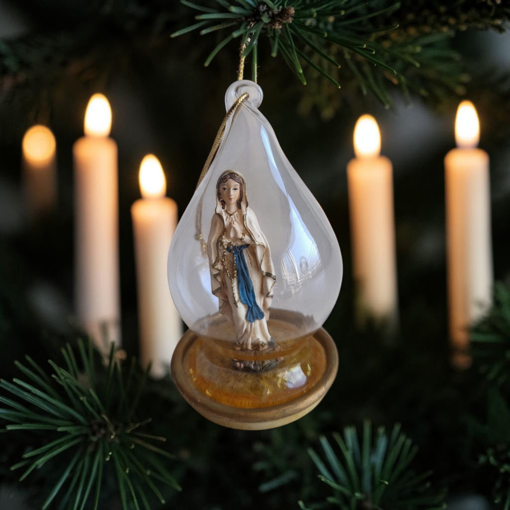 Beeldje van Maria van Lourdes met blauwe sjerp en rozenkrans onder een druppelvormige glazen stolp met gouden koordje, hoogte ca. 11 cm, religieus devotie-object.