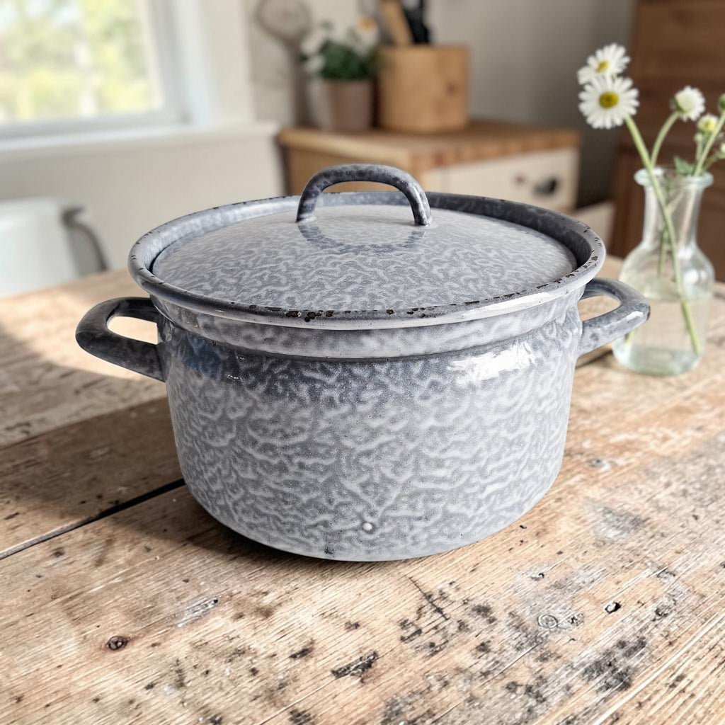 Grote grijsgewolkte geëmailleerde pan uit ca. 1925–1940, brocante emaille kookpot met wolkpatroon, hoog 17 cm diameter 23,5 cm