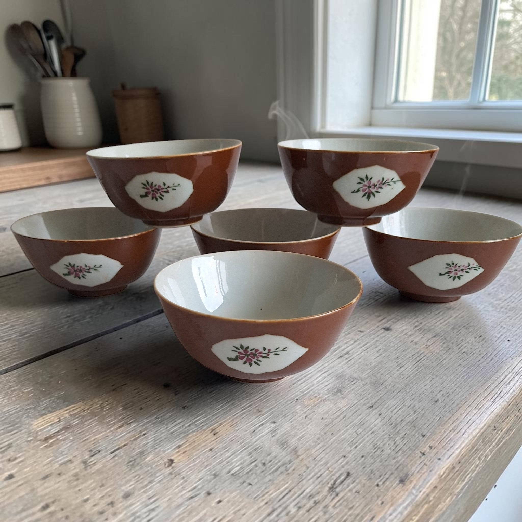 Set van 6 Chinese Café au Lait kommen, Batavia porselein met capucijnerbruine glazuur en witte cartouches met bloemmotieven, Qianlong-periode 18e eeuw, China, H5,5 Ø11,5 cm