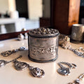 Verzilverd pillendoosje met repoussé reliëf bloemmotief en antiek patina, lodereindoosje stijl 18e-19e eeuw, H4,6 B4,8 D3,2 cm, 44 gram