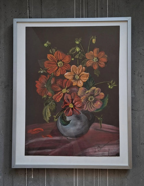 Gesigneerd bloemenstilleven in krijt op papier door A. Bouman, weelderig boeket met dahlia's in bolle vaas, ingelijst met glas in Bartlijst.