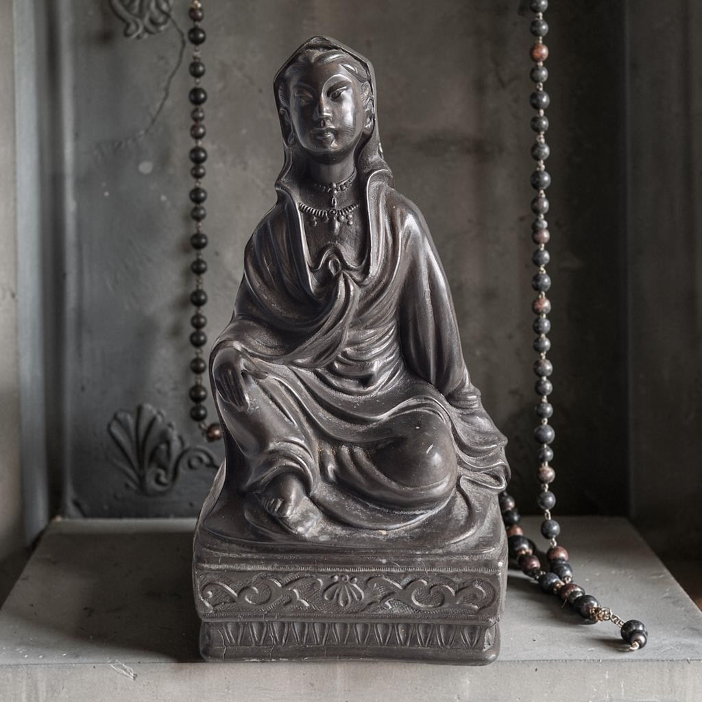 Italiaans zamak beeld van heilige dame op sierlijk voetstuk, gedetailleerde religieuze beeldhouwkunst, Made in Italy, H26 B13,5 D10,5 cm