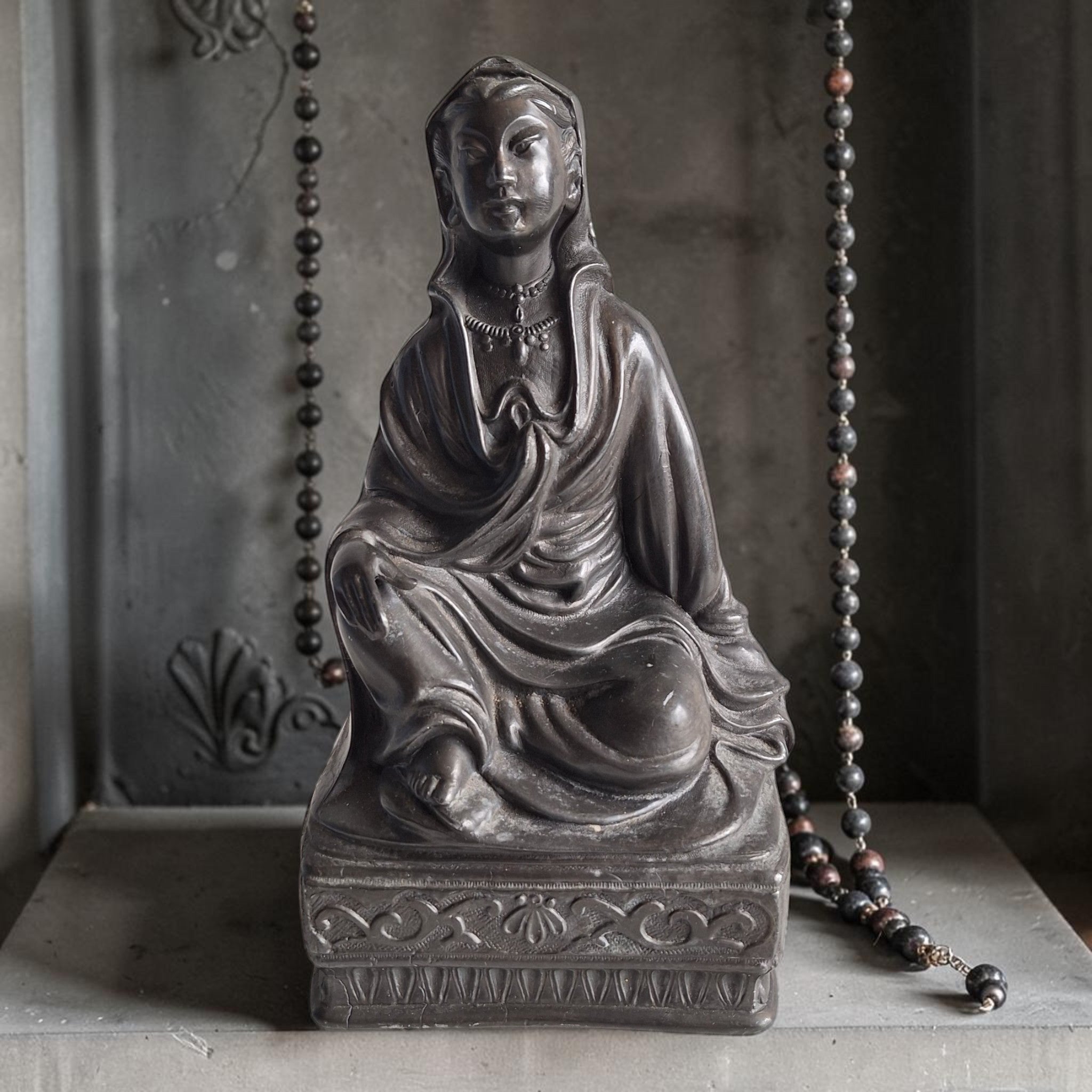 Italiaans zamak beeld van heilige dame op sierlijk voetstuk, gedetailleerde religieuze beeldhouwkunst, Made in Italy, H26 B13,5 D10,5 cm