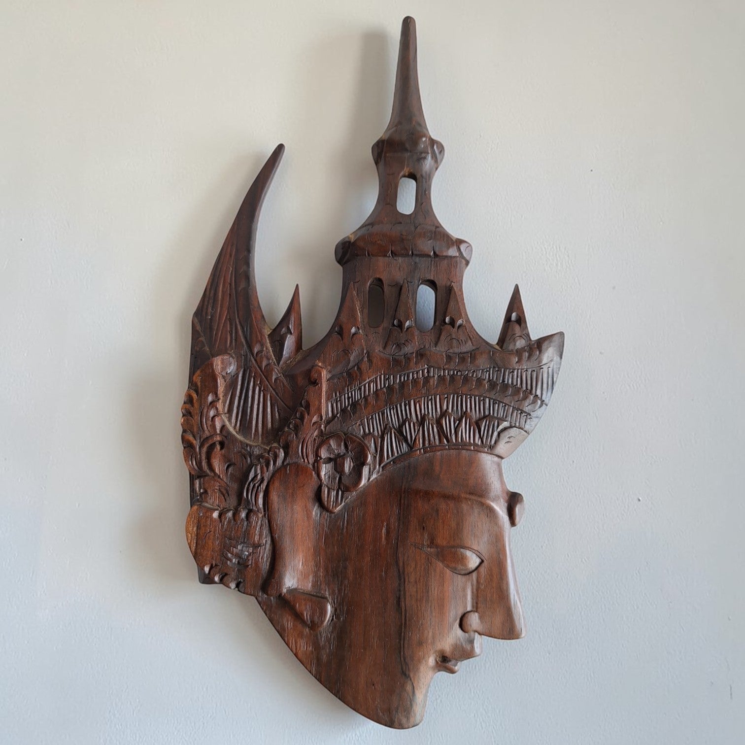 Javanisches Holzrelief Gottheit – Rama oder Sita, Java, Indonesien